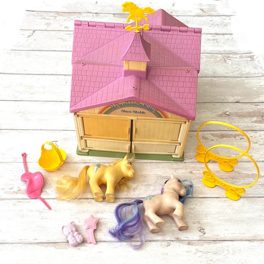 My Little Pony 1983 Hasbro Show Stable Playset Pink Yellow 2 Horses & Saddle